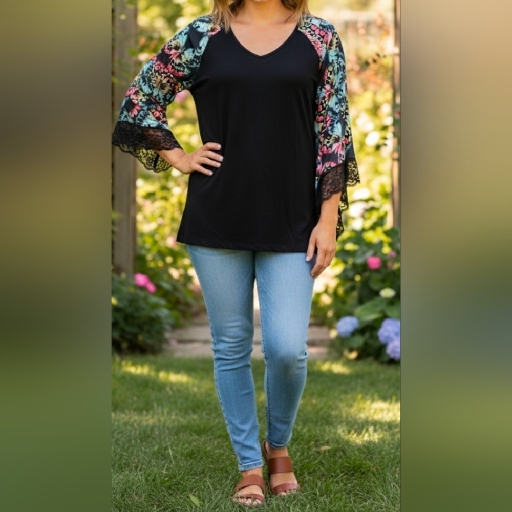 NWOT Milan Kiss Flowy Top with Butterfly Sleeves LARGE